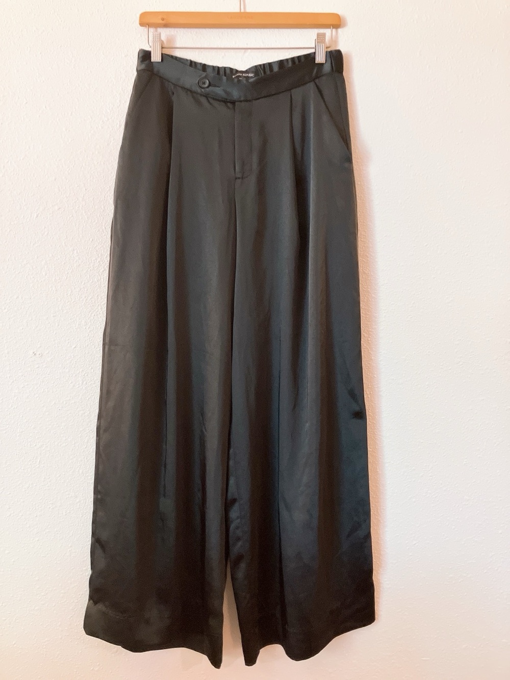 Banana Republic Black Wide-Leg High-Rise Satin Silky Trouser Pants Size 4 - Picture 2 of 10
